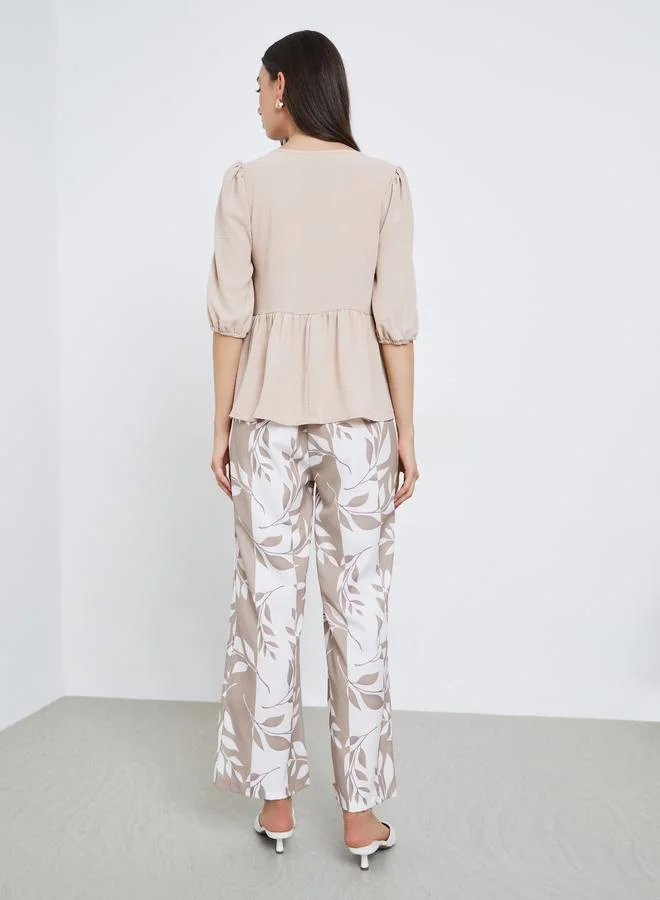 تايك تو طقم بلوزة بأكمام نصفية وكشكش وسروال بطبعة أوراق شجر