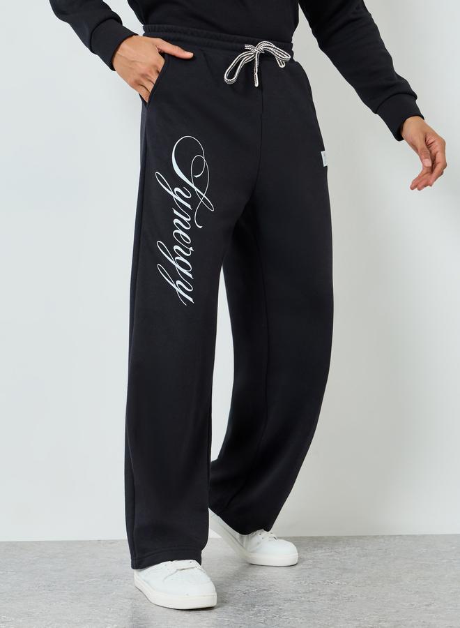 ستايلي جوغر رجالي واسع بطبعة نصية - Image 1