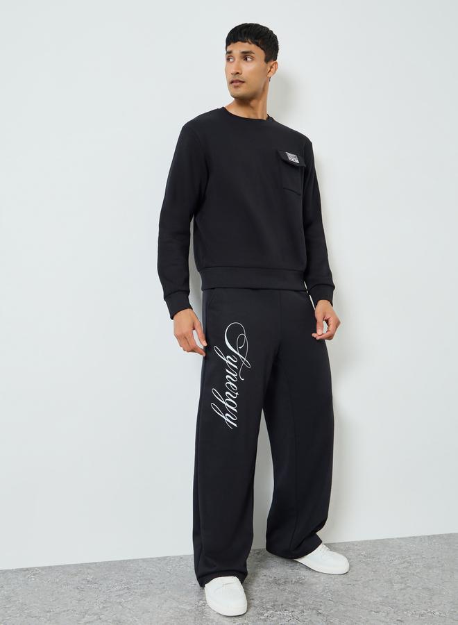 ستايلي جوغر رجالي واسع بطبعة نصية - Image 2