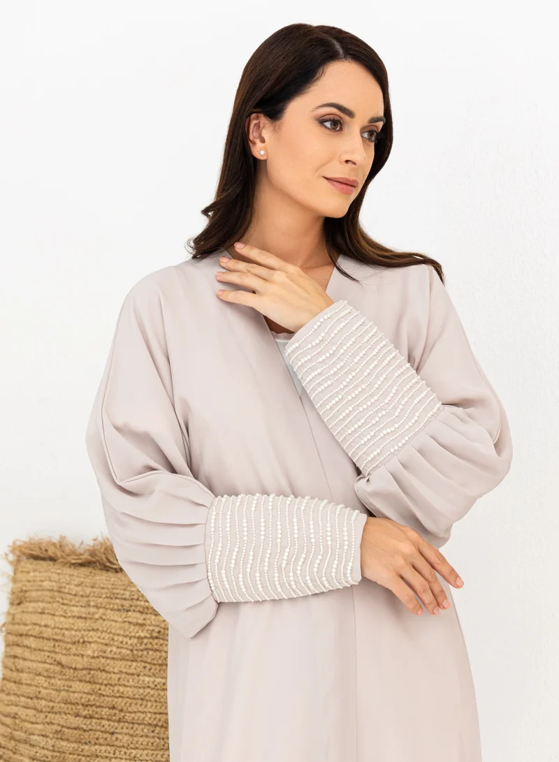 ميم باي ماريا عباية بأكمام مزخرفة