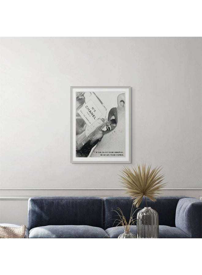 آرت دیکور  ديكور فني مؤطر، صورة فنية جميلة، طباعة صورة من شانيل باللونين الأبيض والأسود، اقتباس ملهم، ديكور جداري عصري فاخر، زجاجة عطر استوديو الجمال، اقتباس أزياء تحفيزية وهدايا - Image 3