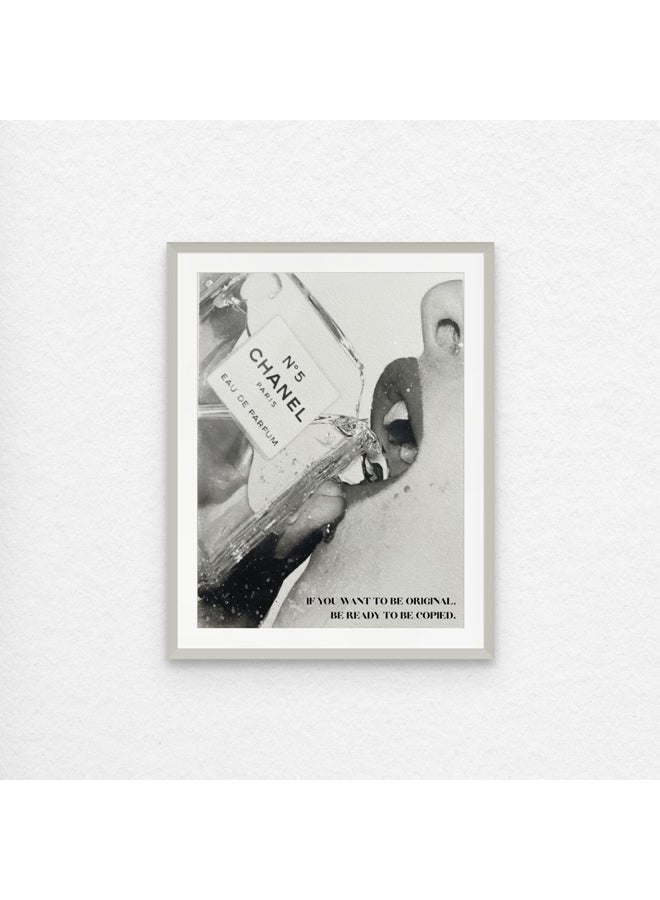 آرت دیکور  ديكور فني مؤطر، صورة فنية جميلة، طباعة صورة من شانيل باللونين الأبيض والأسود، اقتباس ملهم، ديكور جداري عصري فاخر، زجاجة عطر استوديو الجمال، اقتباس أزياء تحفيزية وهدايا - Image 1