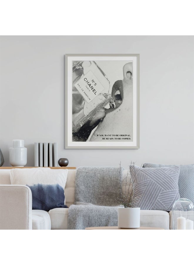 آرت دیکور  ديكور فني مؤطر، صورة فنية جميلة، طباعة صورة من شانيل باللونين الأبيض والأسود، اقتباس ملهم، ديكور جداري عصري فاخر، زجاجة عطر استوديو الجمال، اقتباس أزياء تحفيزية وهدايا - Image 2
