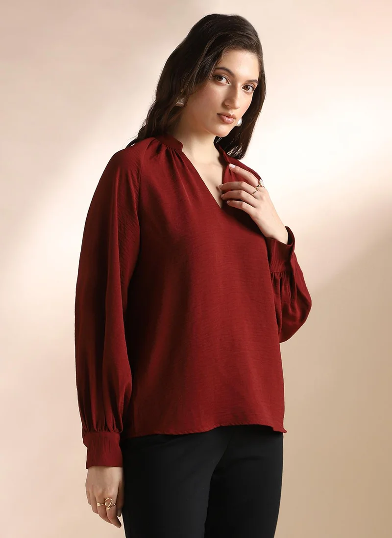 جلو باص بلوزة نسائية مارون بياقة ماندرين وأكمام راجلان مكبلة بتفاصيل مجمعة وتصميم ذاتي للعمل