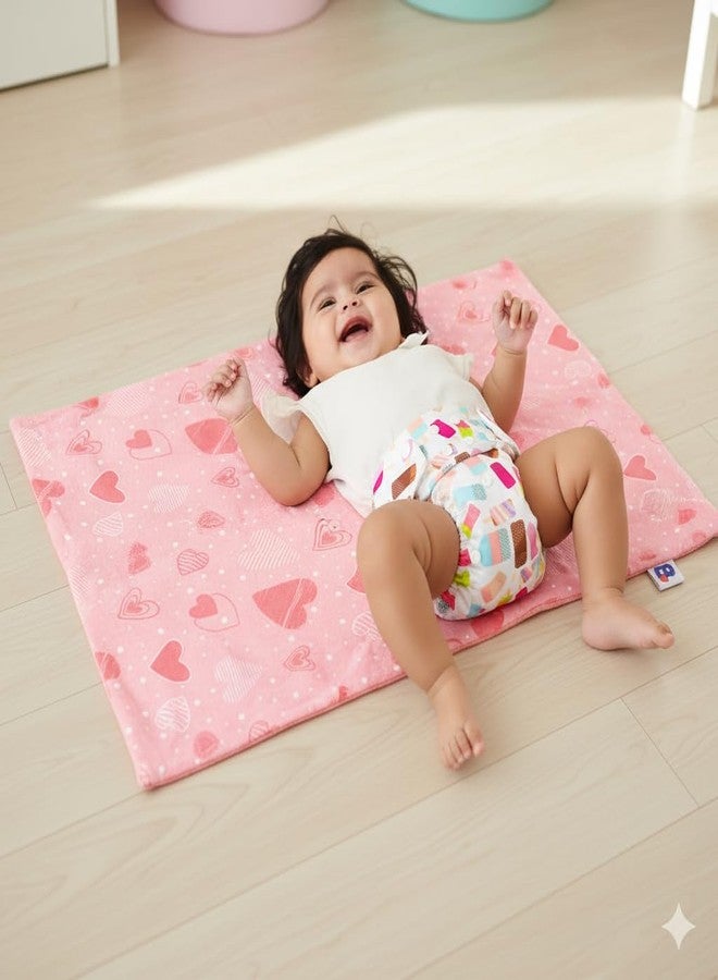 سوبربوتمز حصيرة حماية سرير الأطفال الأساسية من سوبر بوتومز | ماصة للماء، مقاومة للحرارة، وقابلة للغسل، تمتص 8.5 أضعاف | حصيرة ناعمة من القطن الصوفي، خفيفة الوزن، قابلة لإعادة الاستخدام، سريعة الجفاف - لون وردي زاهٍ، متوسطة (70 × 100 سم) - Image 1