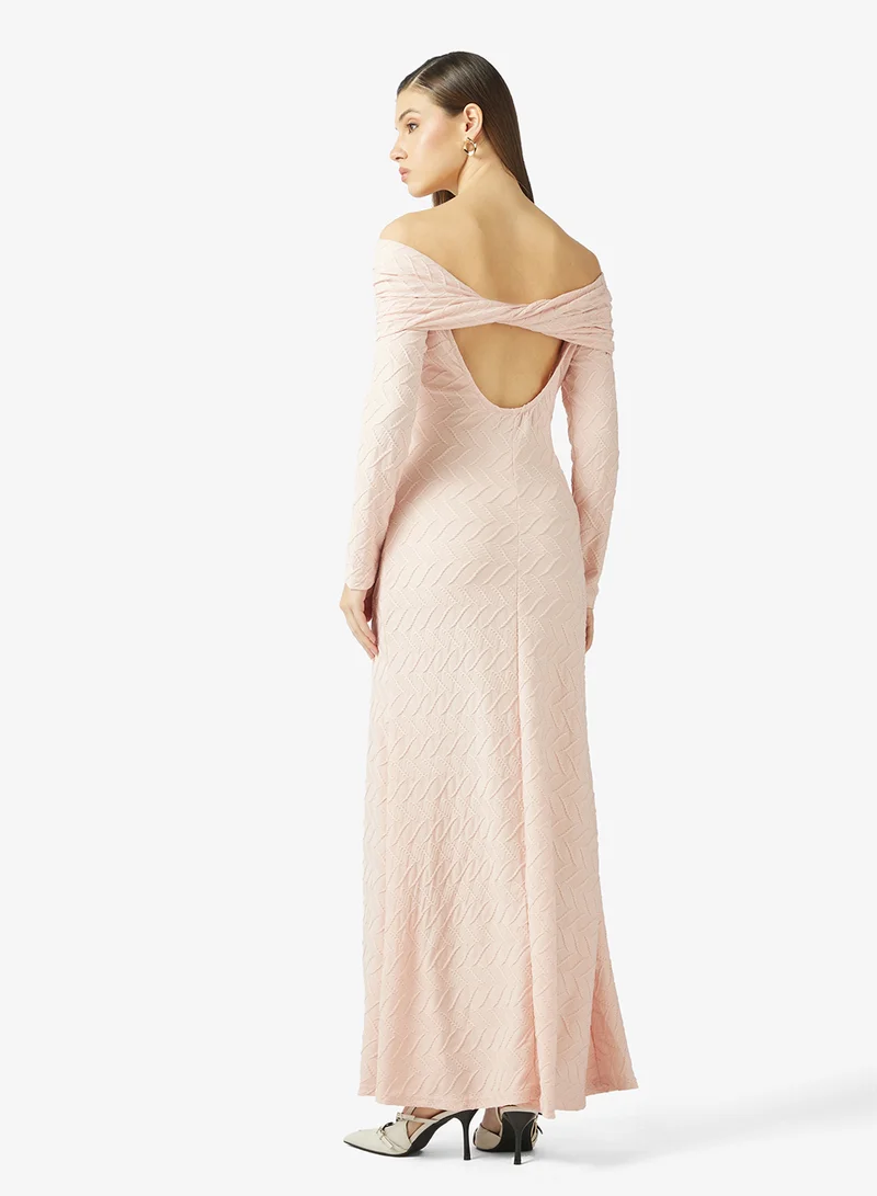 ايلا فستان مكشوف الكتفين