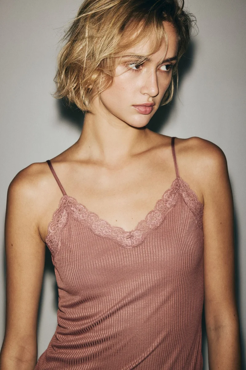 اتش اند ام بلوزة بحمالات كتف رفيعة وحواف دانتيل