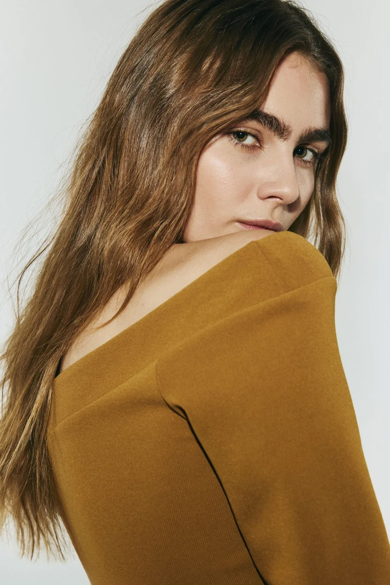 اتش اند ام بلوزة بأكتاف مكشوفة