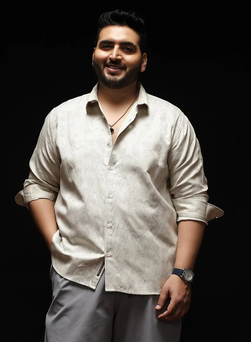 انستافاب بلس قميص رجالي أوف وايت بنقش سبلاش جاكار وياقة سبيد وأكمام طويلة بأزرار وحاشية منحنية من مزيج القطن بنمط جاكار عصري للملابس الكاجوال والشوارع