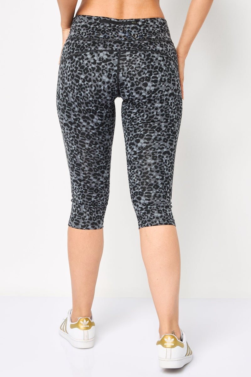 Nike سراويل تدريب ضيقة تناسب النساء بشعار العلامة التجارية 3/4، متعددة الألوان - Image 4