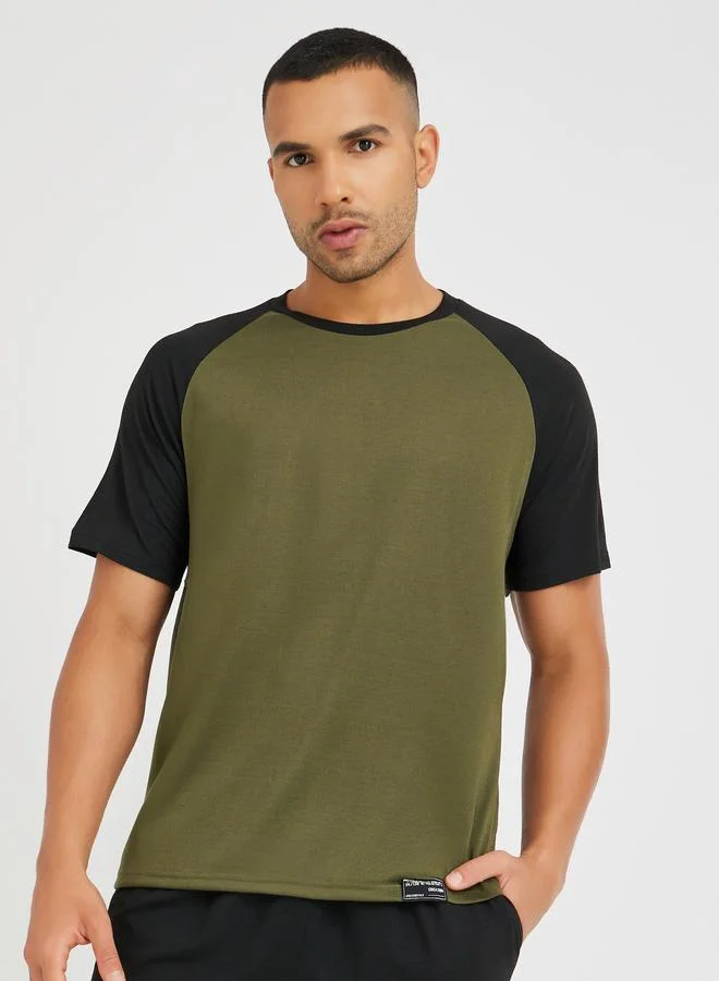 Styli Styli Slogan Back Print Raglan Sleeves T-Shirt and Shorts Set