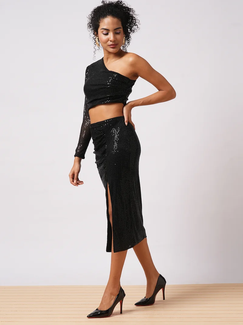 جلو باص بلوزة قصيرة كتف واحد مزينة بالترتر مع تنورة ميدي مكشكشة نسائية من جلوبس - أسود