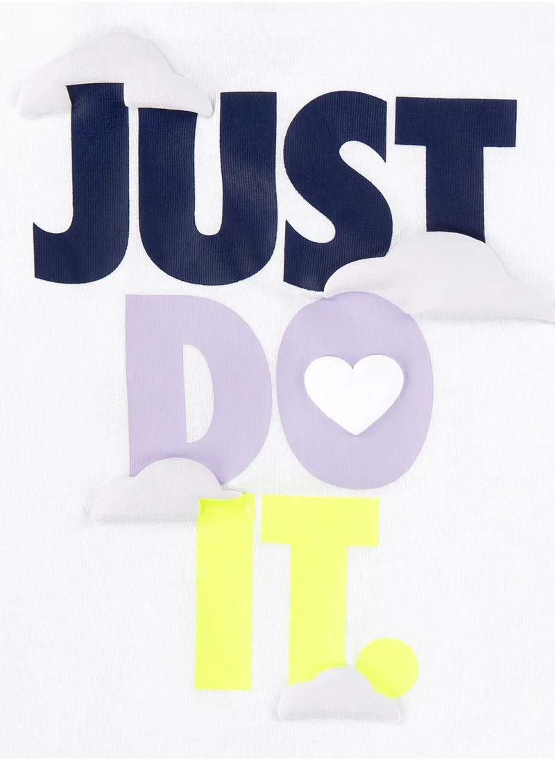 نايكي تيشيرت مزين بطبعة عبارة "Just Do It" وشعار سووش للأطفال