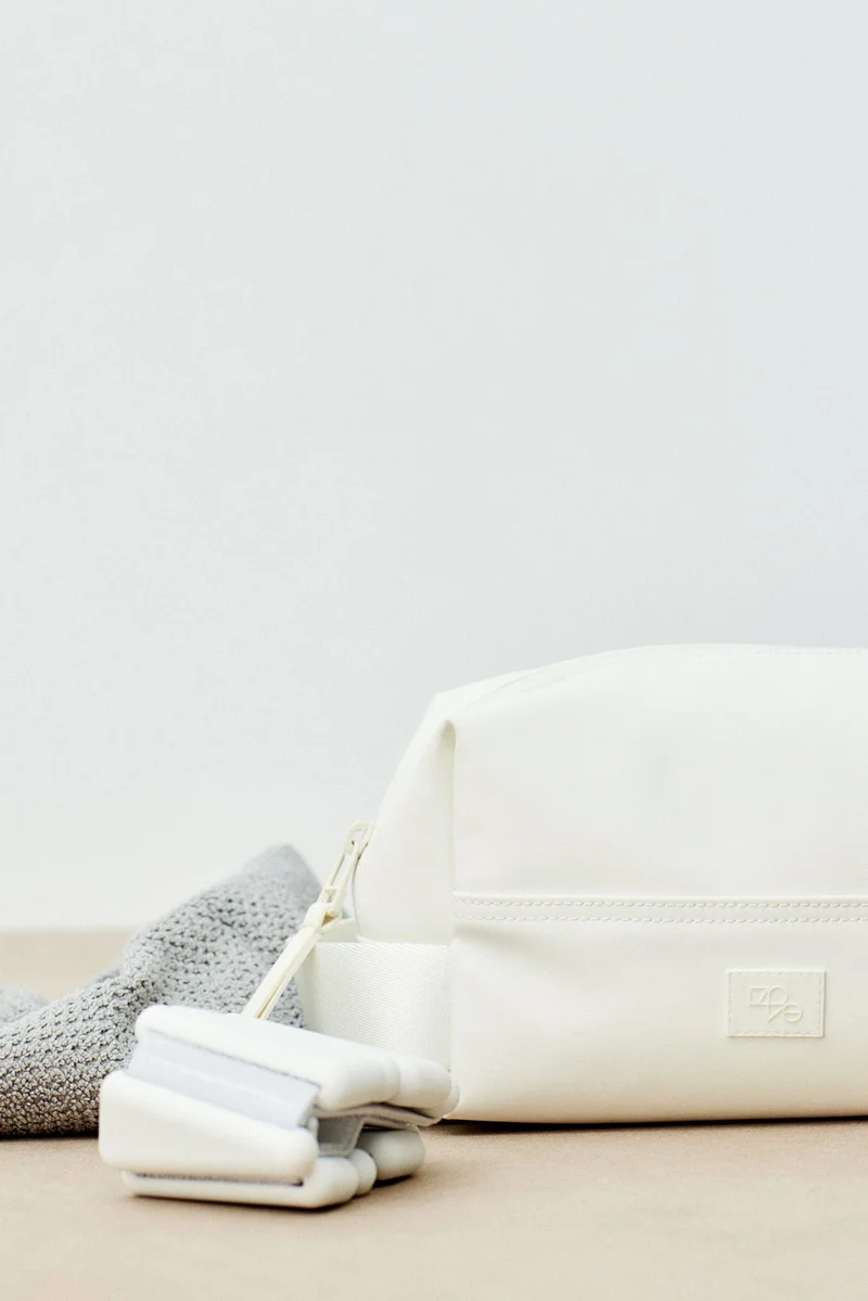 H&M Water-repellent gym wash bag