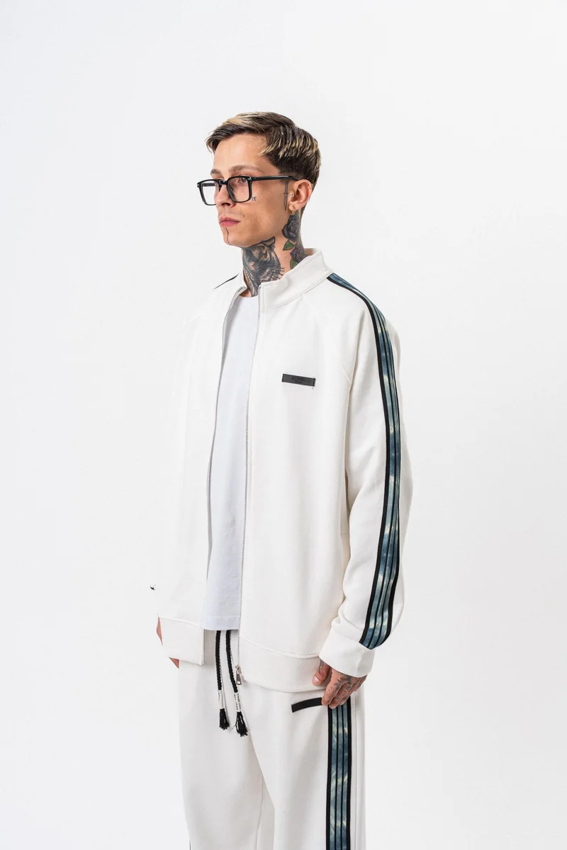 ريسباير سويت شيرت رجالي واسع (Oversize) بسحاب (Zip) بوجهين (Doubleface) بياقة قائمة وتفاصيل شريط داكن (Dark Striped) لون إيكرو