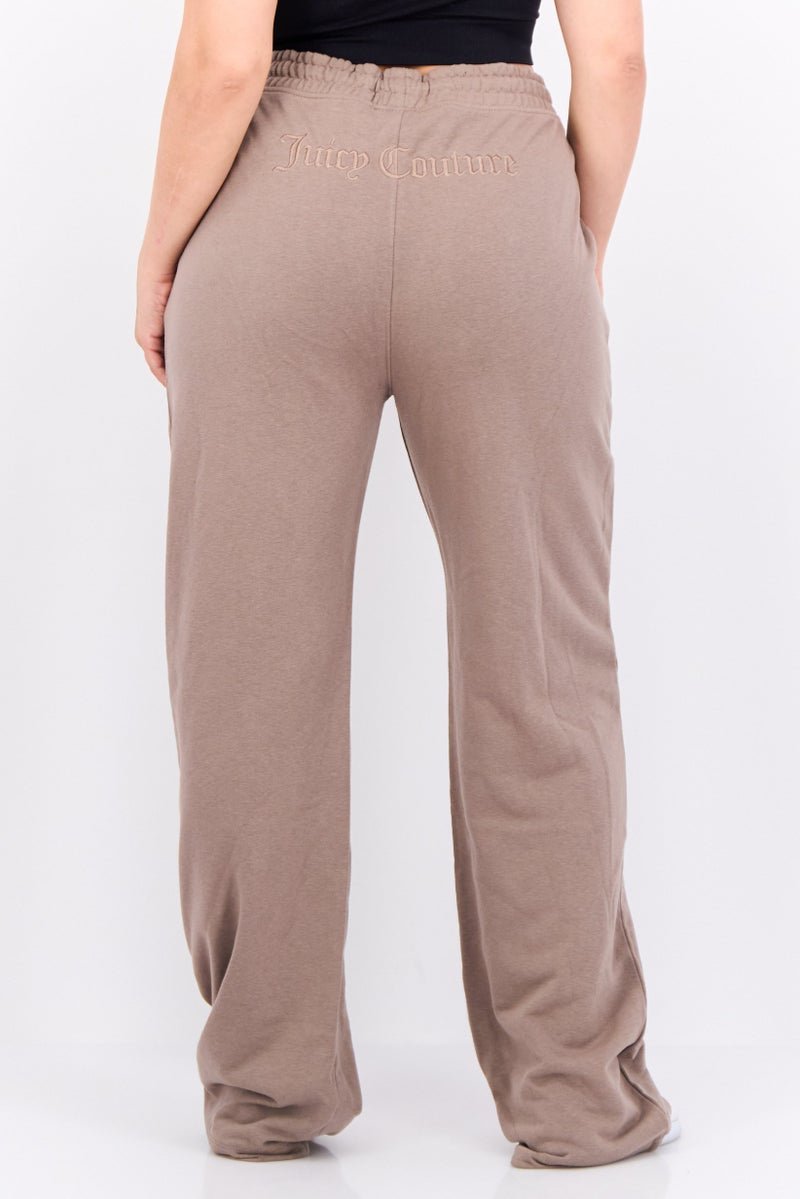 Juicy Couture بنطال بالازو مزين بشعار للنساء بتصميم عادي، بني - Image 4