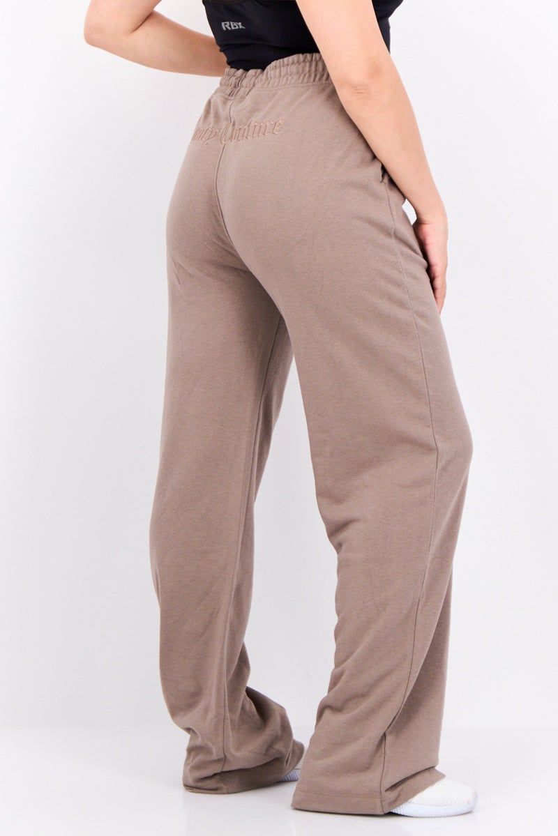 Juicy Couture بنطال بالازو مزين بشعار للنساء بتصميم عادي، بني - Image 3