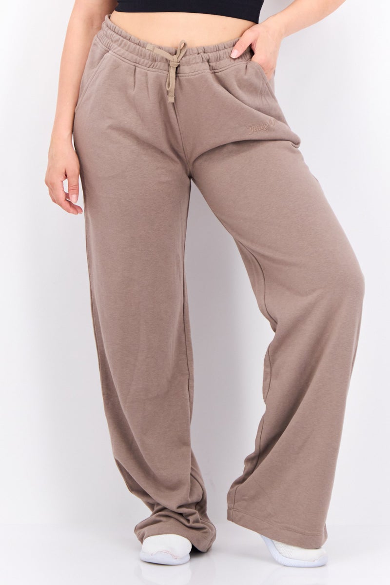 Juicy Couture بنطال بالازو مزين بشعار للنساء بتصميم عادي، بني - Image 1