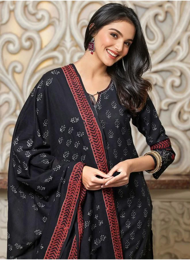 آي شين Elastic Women Black Cotton Kurta Set with Embroidered pattern Tunic and Palazzo features a Round neckline and Three-Fourth Sleeve secured with Elastic closure and styled in Straight Fit ideal for Festive moments — exude elegance in every glance.