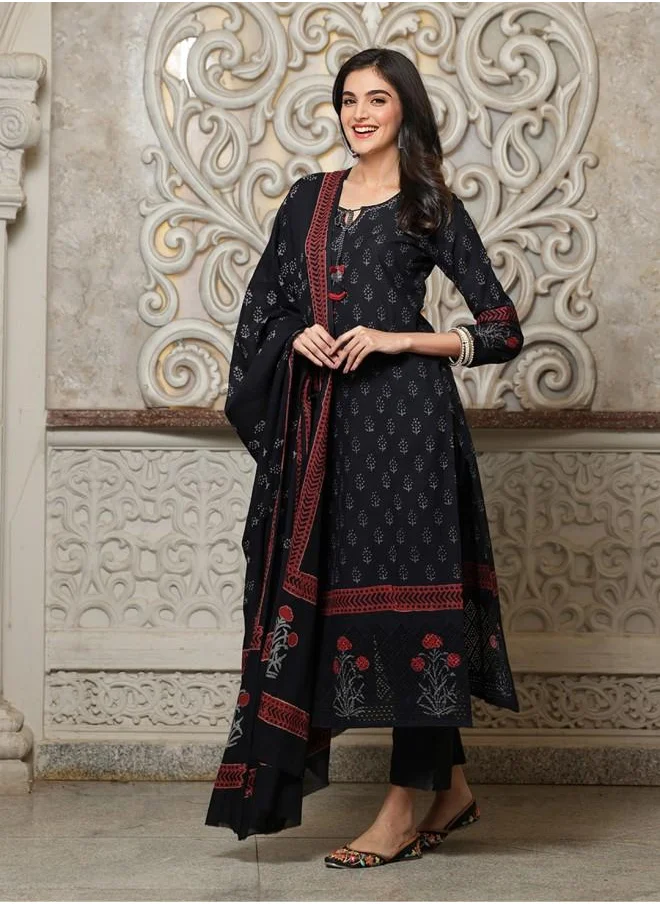 آي شين Elastic Women Black Cotton Kurta Set with Embroidered pattern Tunic and Palazzo features a Round neckline and Three-Fourth Sleeve secured with Elastic closure and styled in Straight Fit ideal for Festive moments — exude elegance in every glance.