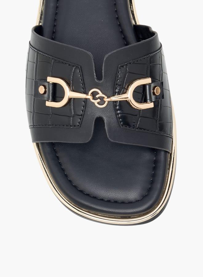 سيليست صنادل نسائية سهلة الارتداء بطبعة شعار مع تفاصيل معدنية - Image 4