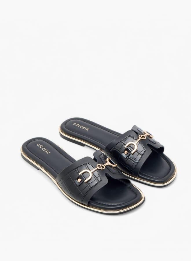 سيليست صنادل نسائية سهلة الارتداء بطبعة شعار مع تفاصيل معدنية - Image 3