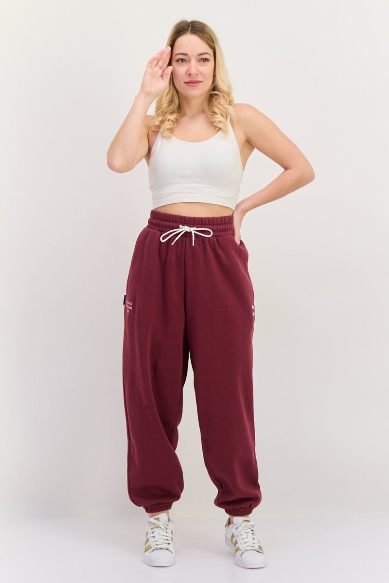 PUMA سروال رياضي خارجي للنساء بقصة مريحة مع حبل سحب، مارون - Image 4