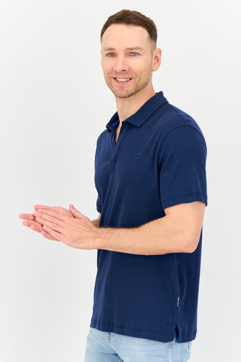 VINCE CAMUTO قميص بولو بأكمام قصيرة مزين بشعار للرجال بتصميم عادي، أزرق داكن - Image 2
