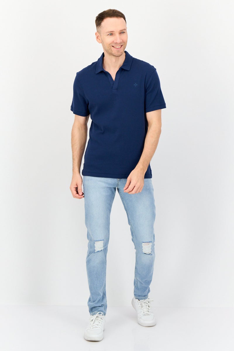 VINCE CAMUTO قميص بولو بأكمام قصيرة مزين بشعار للرجال بتصميم عادي، أزرق داكن - Image 4