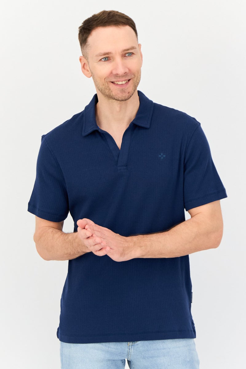 VINCE CAMUTO قميص بولو بأكمام قصيرة مزين بشعار للرجال بتصميم عادي، أزرق داكن - Image 1