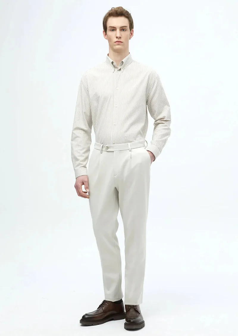 رامسي قميص قطني مخلوط مخطط باللون البيج، بقصة فضفاضة وعصرية.