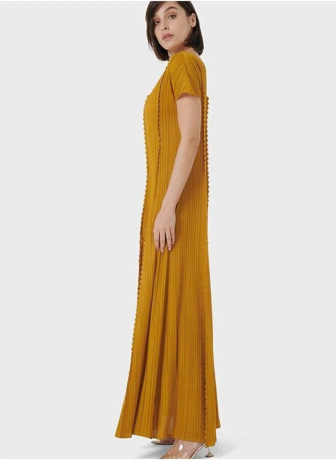 leem Scalloped Edges Vertical Plisse Kaftan
