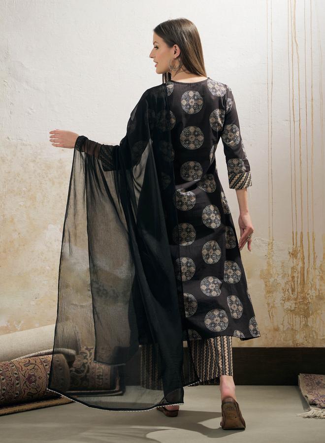 ساسافراس طقم كورتا بنقش هندسي أسود بياقة على شكل  مع بنطلون ضيق ودوباتا - Image 5