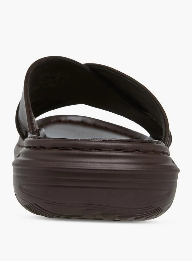 لو كونفورت صنادل سهلة الارتداء بأحزمة متقاطعة وشعار بارز