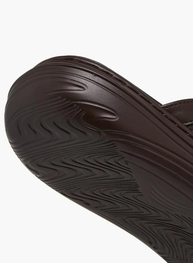 لو كونفورت صنادل سهلة الارتداء بأحزمة متقاطعة وشعار بارز