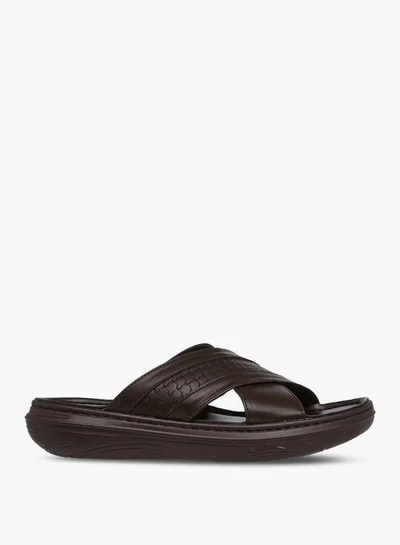 لو كونفورت صنادل سهلة الارتداء بأحزمة متقاطعة وشعار بارز