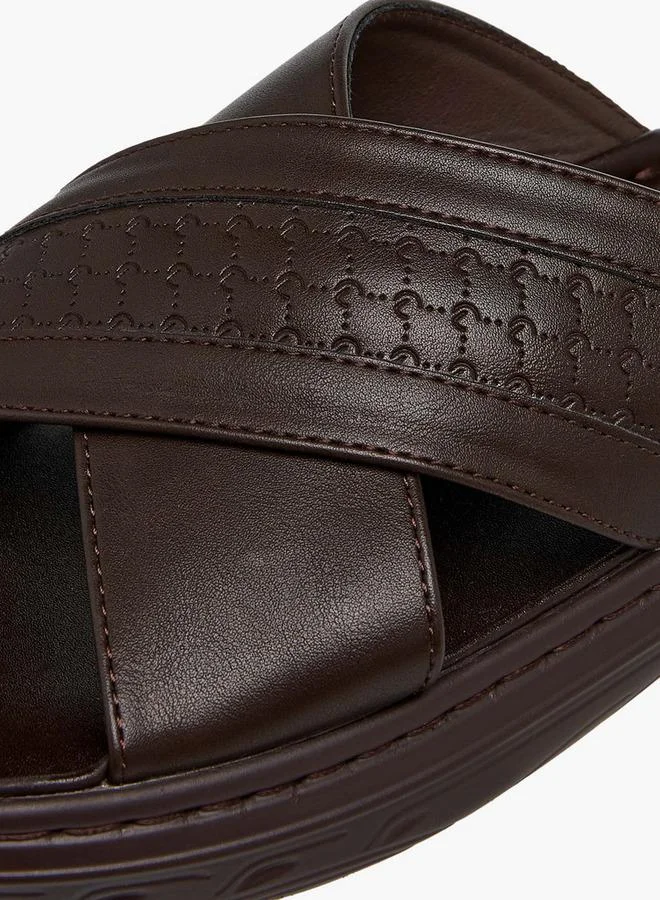 لو كونفورت صنادل سهلة الارتداء بأحزمة متقاطعة وشعار بارز