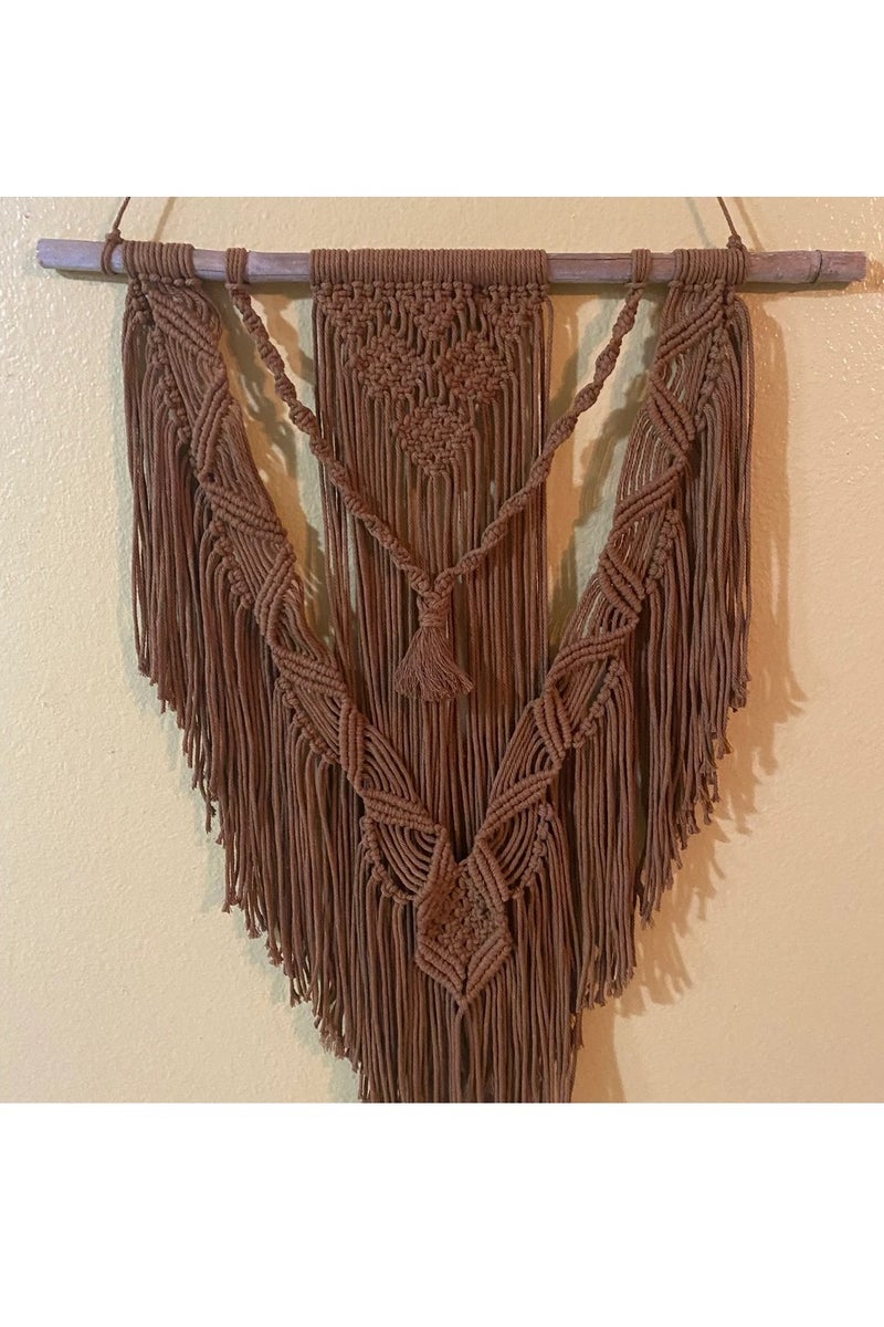 انتيكيانو قطعة فنية مصنوعة يدويًا من خيوط قطنية عالية الجودة، تتميز بتصميم بوهيمي راقٍ وعُقد متقنة تضيف لمسة من الدفء والأناقة لأي جدار. مثالية لتزيين غرف المعيشة أو النوم، وتضفي أجواءً طبيعية وهادئة على المساحة.