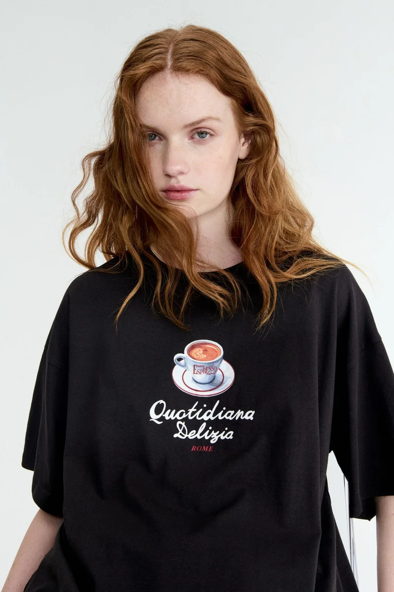 اتش اند ام تي-شيرت فضفاض مزين بطبعة