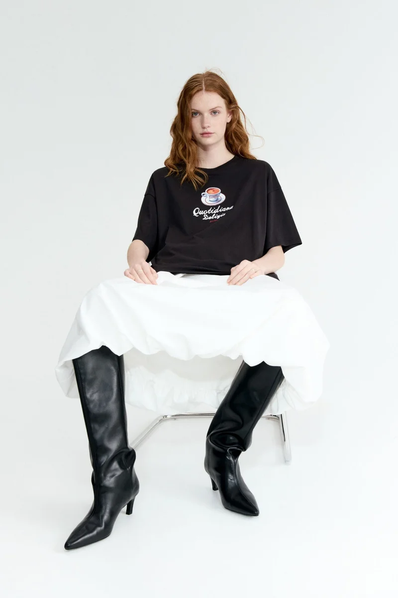 اتش اند ام تي-شيرت فضفاض مزين بطبعة