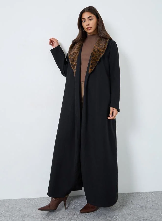 ستايلي عباية بمظهر الصوف وياقة بفرو صناعي