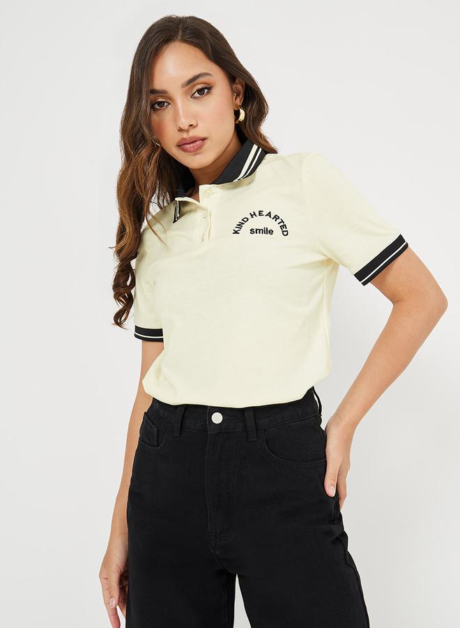 ستايلي تيشيرت بولو بقصة عادية وتفاصيل مطرزة - Image 4