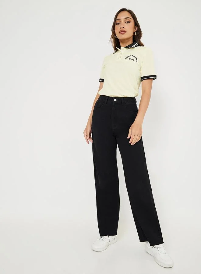 ستايلي تيشيرت بولو بقصة عادية وتفاصيل مطرزة