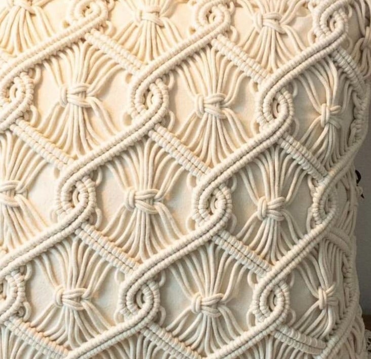 HMK CRAFTS كوشن مكرمية  تتبرز جمال العقد اليدوية المزدوجة والمكثفة، تضفي ملمساً بارزاً وفخامة واضحة على سرير النوم أو كراسي الاسترخاء بلون أوف وايت جذاب. - Image 2
