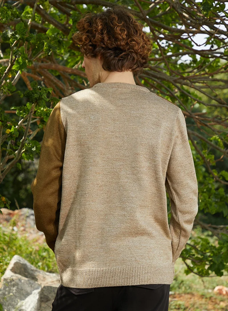 كامبوس سوترا Men's Sand Beige & Russet Brown Contrast Panel Pullover Sweater