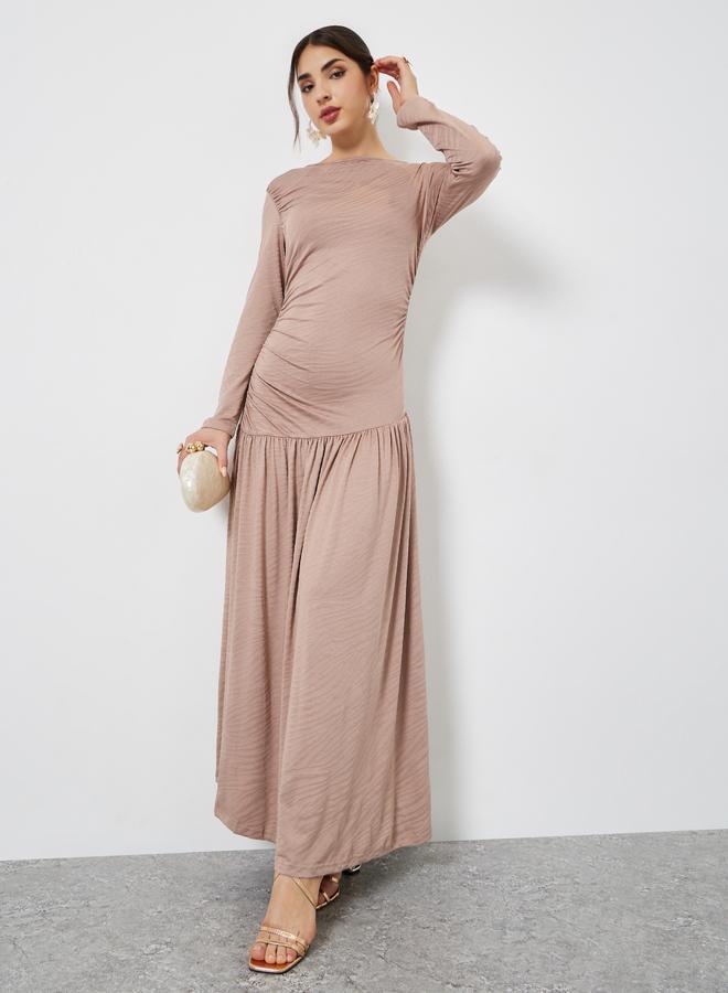 ستايلي فستان طويل بحافة واسعة وتفاصيل بارزة الملمس - Image 1