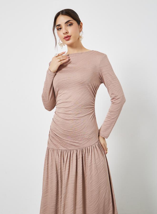 ستايلي فستان طويل بحافة واسعة وتفاصيل بارزة الملمس - Image 3