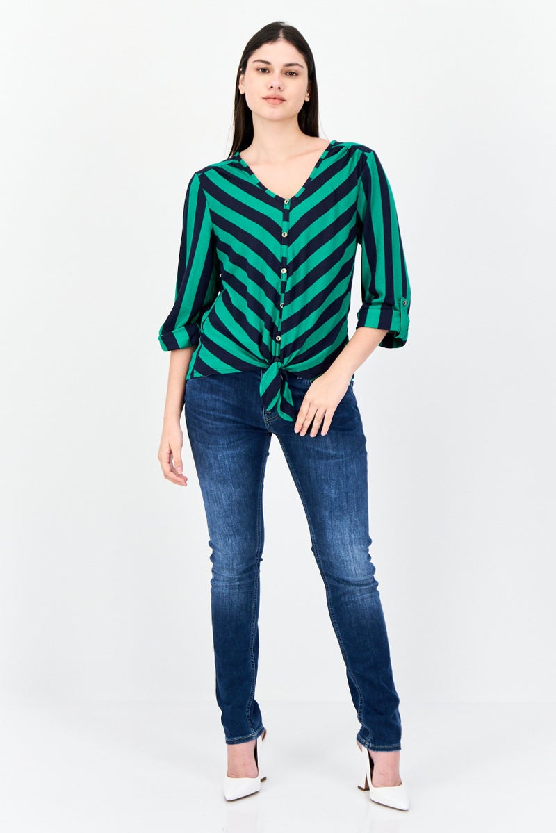 ADRIENNE VITTADINI بلوزة نسائية بياقة على شكل V بأكمام 3/4 مخططة، متعددة الألوان - Image 4