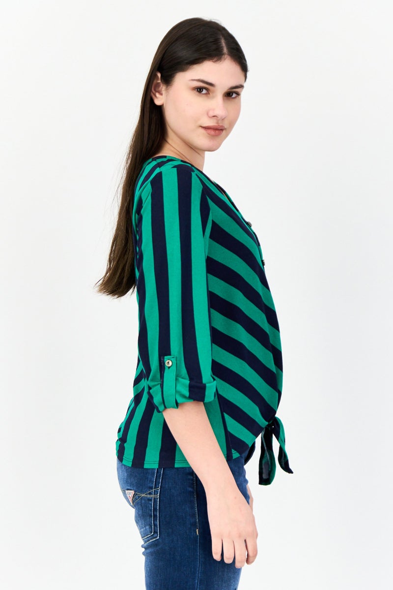 ADRIENNE VITTADINI بلوزة نسائية بياقة على شكل V بأكمام 3/4 مخططة، متعددة الألوان - Image 2