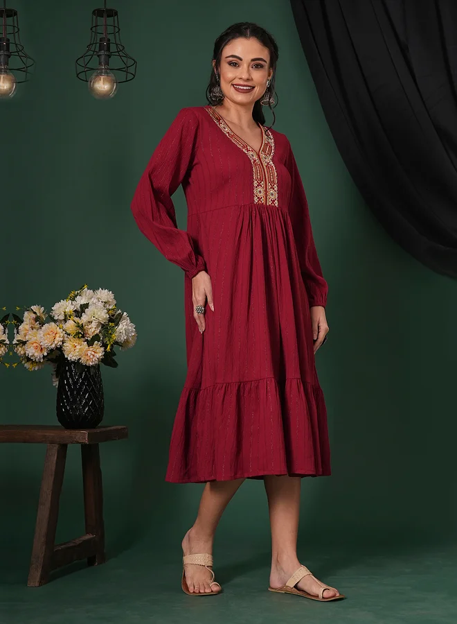 جلو باص فستان ميدي بتفاصيل مُطرزة